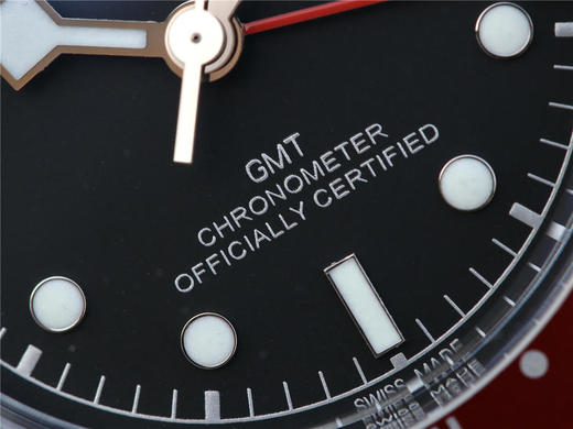 ZF帝舵碧湾系列之格林尼治型腕表。以传统设计融合格林尼治“红蓝”经典，成就此复古运动的腕上佳品。 商品图5