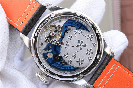 万国大型飞行员系列IW502703。年历大飞全真功能，7天动能 Big Pilot 年历表 表为基础，最特别之处是将整个金质摆陀雕刻成 小王子站在星球上 表壳采用了316L钢电18k金 46mm 商品图12