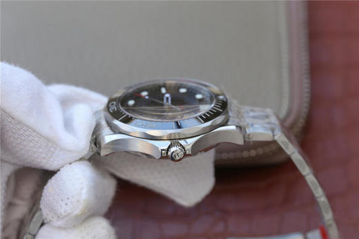 v6欧米茄007子弹头限量版海马300米系列212.30.41.20.01.005。 瑞士2836自动机械机芯,41毫米男士 材质：精钢，可单向旋转表圈 精钢表带 商品图7