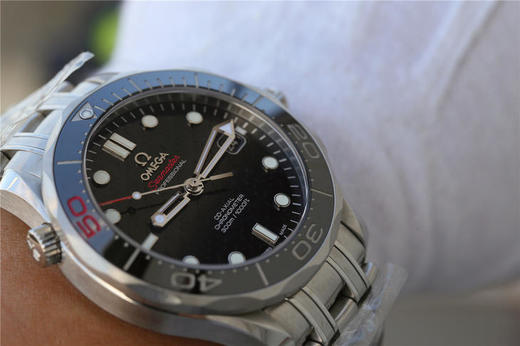 v6欧米茄007子弹头限量版海马300米系列212.30.41.20.01.005。 瑞士2836自动机械机芯,41毫米男士 材质：精钢，可单向旋转表圈 精钢表带 商品图14