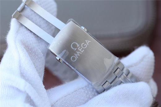 v6欧米茄007子弹头限量版海马300米系列212.30.41.20.01.005。 瑞士2836自动机械机芯,41毫米男士 材质：精钢，可单向旋转表圈 精钢表带 商品图13