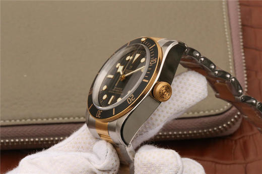 ZF帝舵启承系列79733N，原装开模，99％还原正品，41毫米直径，2836瑞士机械自动机芯，表壳材质：不锈钢和镀金，磨光，磨砂；单向旋转 商品图7