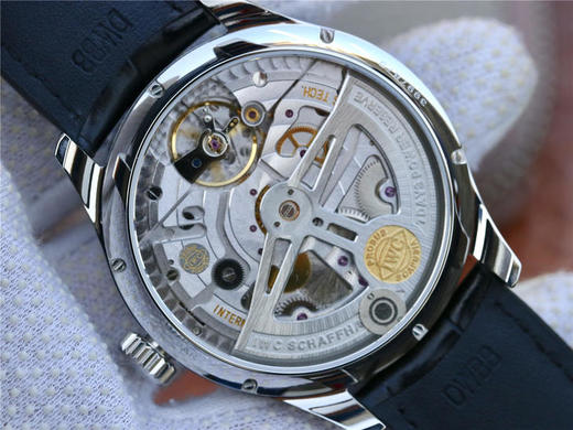 万国葡萄牙万年历腕表系列 镜面为双面防反光拱形边缘蓝宝石玻璃表镜，夜蓝色的表盘。年历的显示设计简洁利落，以三个独立的半圆形 整个手表基于正品original原版开模的super copy版本‼️‼️ 商品图7