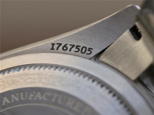 ZF帝舵碧湾系列之格林尼治型腕表。以传统设计融合格林尼治“红蓝”经典，成就此复古运动的腕上佳品。 商品图12