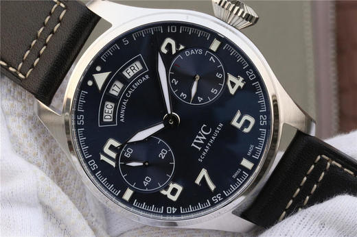 万国大型飞行员系列IW502703。年历大飞全真功能，7天动能 Big Pilot 年历表 表为基础，最特别之处是将整个金质摆陀雕刻成 小王子站在星球上 表壳采用了316L钢电18k金 46mm 商品图4