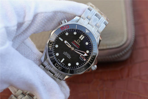 v6欧米茄007子弹头限量版海马300米系列212.30.41.20.01.005。 瑞士2836自动机械机芯,41毫米男士 材质：精钢，可单向旋转表圈 精钢表带 商品图3