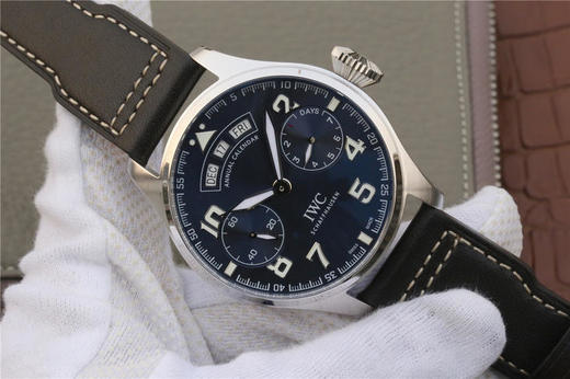 万国大型飞行员系列IW502703。年历大飞全真功能，7天动能 Big Pilot 年历表 表为基础，最特别之处是将整个金质摆陀雕刻成 小王子站在星球上 表壳采用了316L钢电18k金 46mm 商品图2