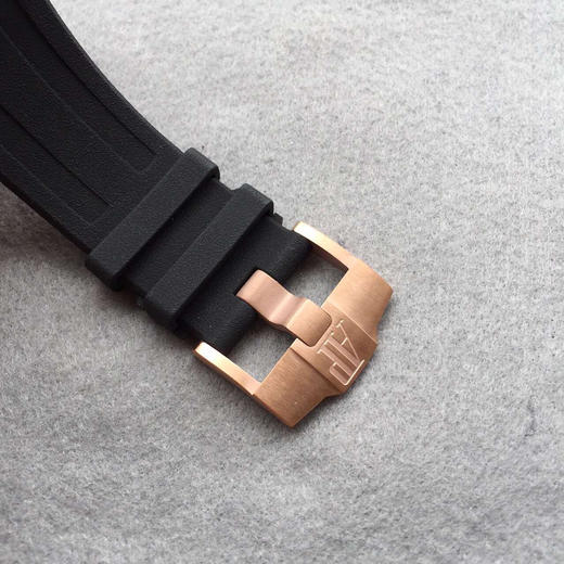 N爱彼15703zhongjiV8版，精钢外壳包玫瑰金！实测高强度防水200米！进口9015改正品3120机！原装潜水硅胶表带！密底，男士，足够乱真！ 商品图7