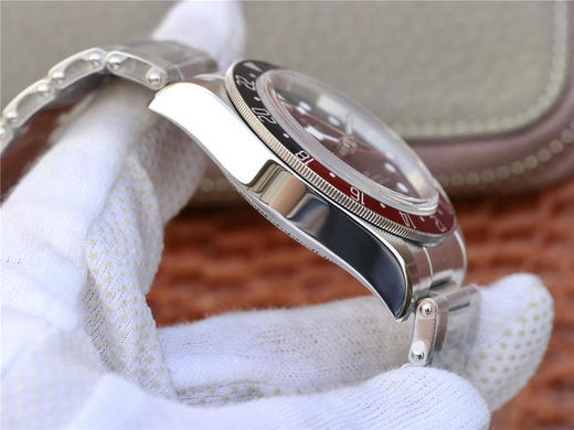 ZF帝舵碧湾系列之格林尼治型腕表。以传统设计融合格林尼治“红蓝”经典，成就此复古运动的腕上佳品。 商品图7