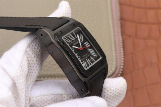 V6卡地亚山度士(桑托莫)WSSA0006 。长宽厚:51.1 x 41.3x10毫米,纯进口9015自动机械机芯 表壳材质：多重PVD精钢 表盘材质：剑形夜光精钢 商品图7