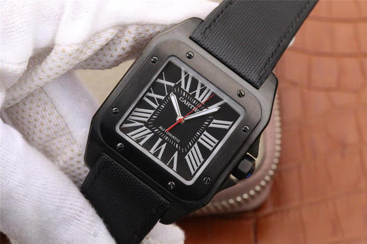 V6卡地亚山度士(桑托莫)WSSA0006 。长宽厚:51.1 x 41.3x10毫米,纯进口9015自动机械机芯 表壳材质：多重PVD精钢 表盘材质：剑形夜光精钢 商品图3