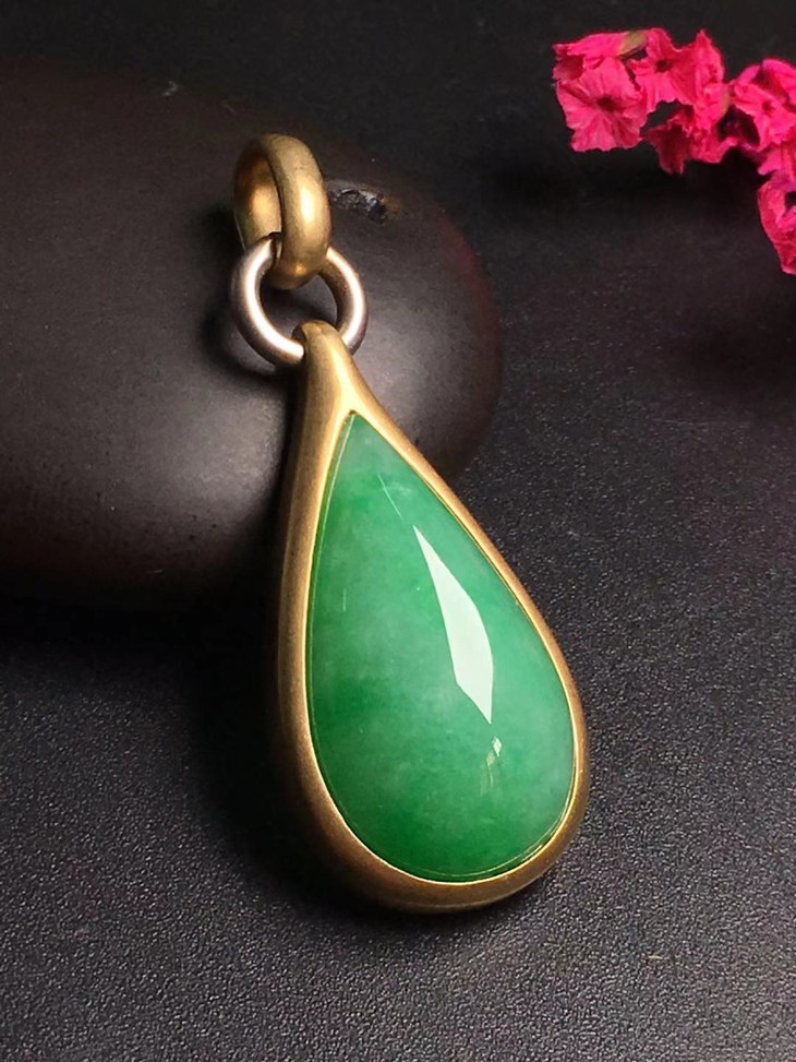 10087翡翠18k金镶嵌飘绿水滴吊坠