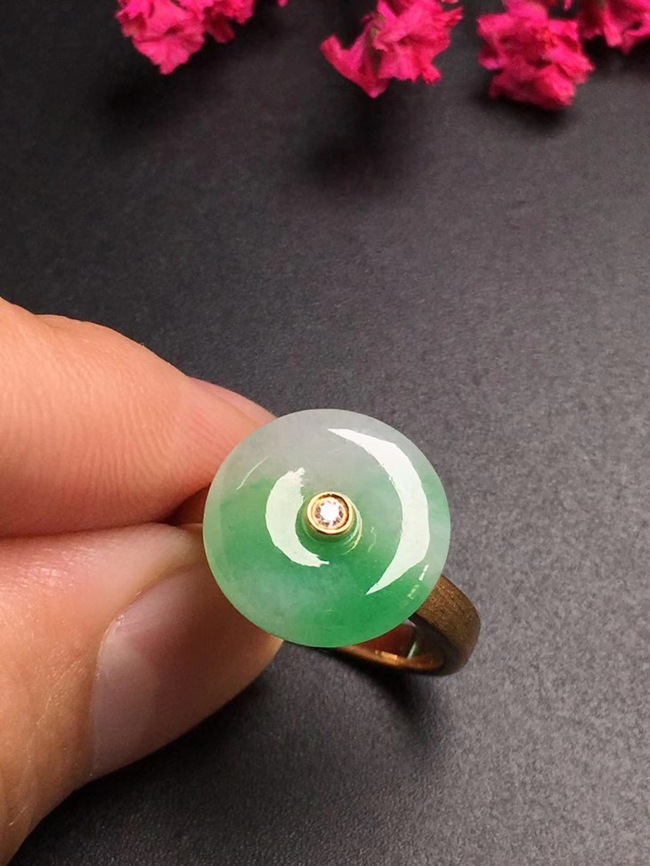 10086翡翠18k金镶嵌飘绿平安扣戒指