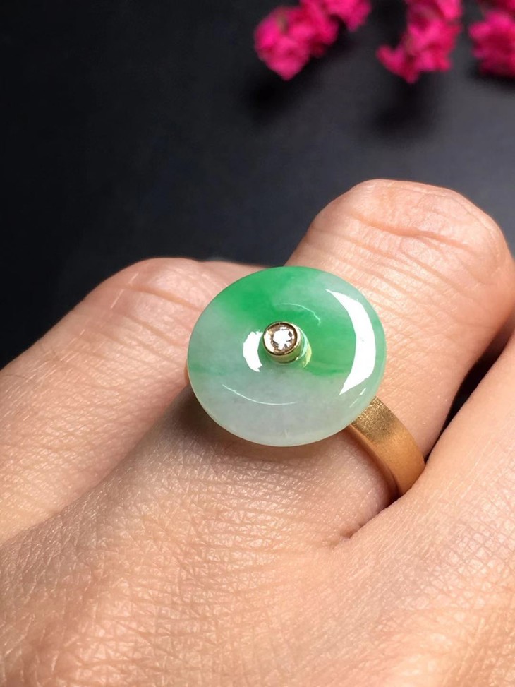 10086翡翠18k金镶嵌飘绿平安扣戒指