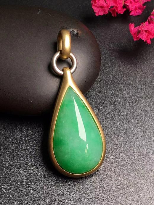10087翡翠18k金镶嵌飘绿水滴吊坠