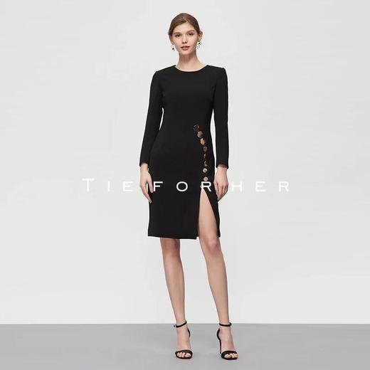 19SSDU79 炭黑色修身多扣开衩连衣裙 商品图0