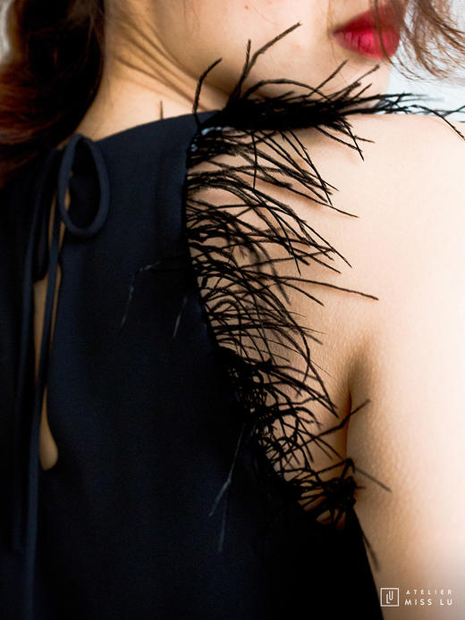 AtelierMissLu / Kitty-光泽黑羽毛装饰上衣 商品图3