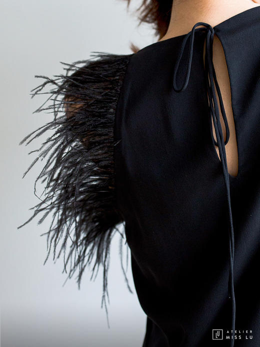 AtelierMissLu / Aly-光泽黑羽毛装饰连身裙 商品图4
