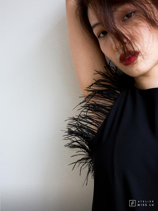 AtelierMissLu / Kitty-光泽黑羽毛装饰上衣 商品图2