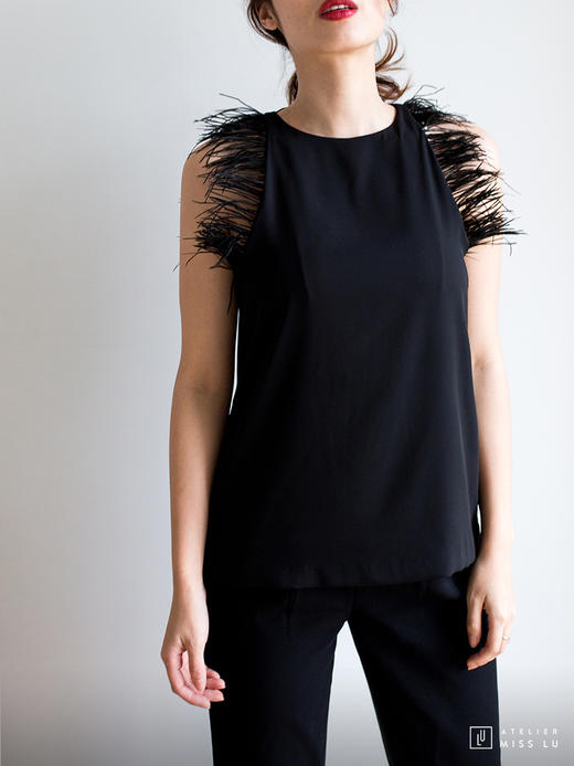 AtelierMissLu / Kitty-光泽黑羽毛装饰上衣 商品图4