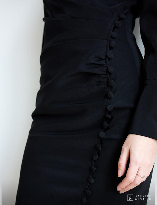 AtelierMissLu / Abby-光泽黑排扣西装裙 商品图3