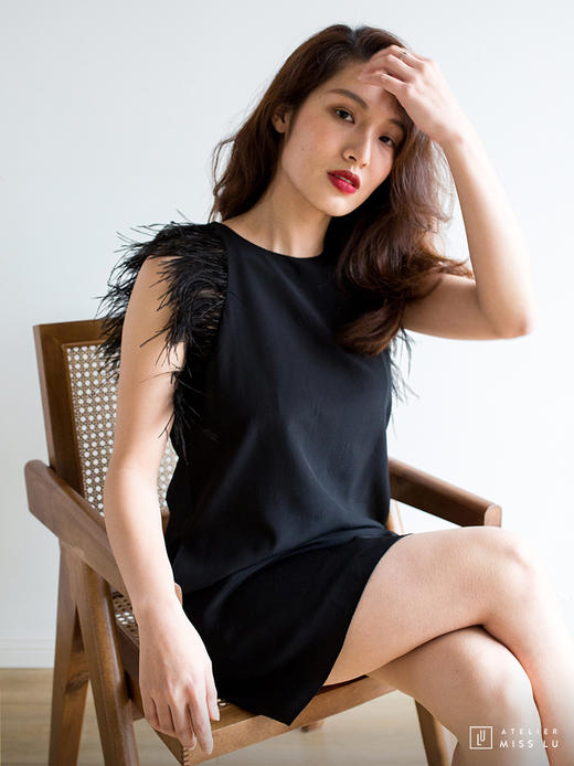 AtelierMissLu / Aly-光泽黑羽毛装饰连身裙 商品图1