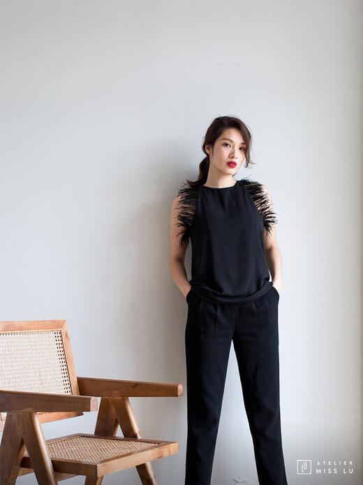 AtelierMissLu / Kitty-光泽黑羽毛装饰上衣 商品图8