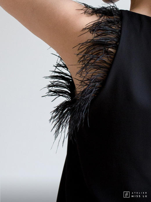 AtelierMissLu / Kitty-光泽黑羽毛装饰上衣 商品图6