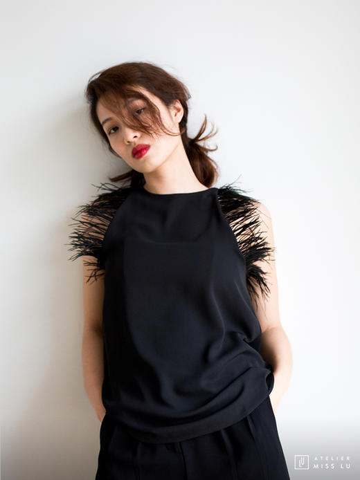 AtelierMissLu / Kitty-光泽黑羽毛装饰上衣 商品图1