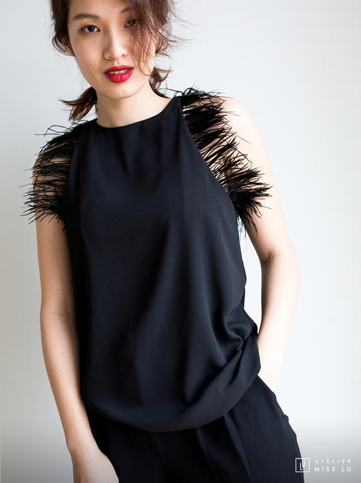 AtelierMissLu / Kitty-光泽黑羽毛装饰上衣 商品图5