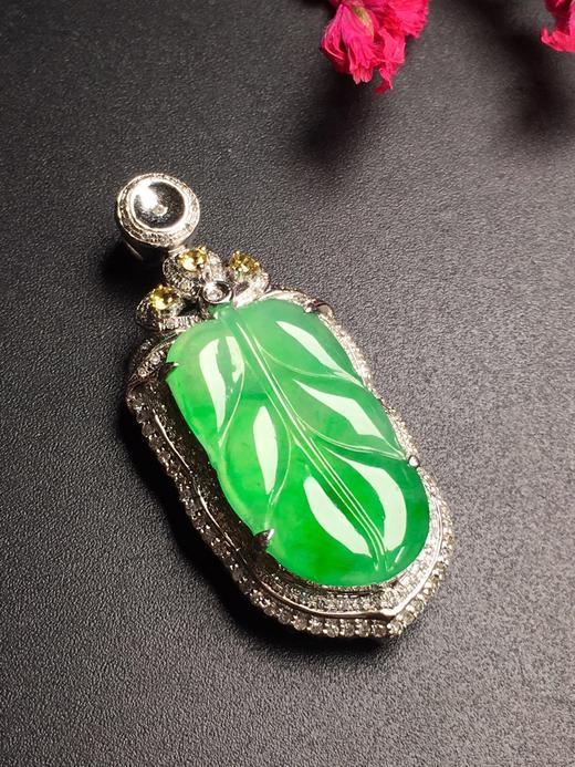 10130翡翠冰种18k镶嵌飘绿叶子吊坠