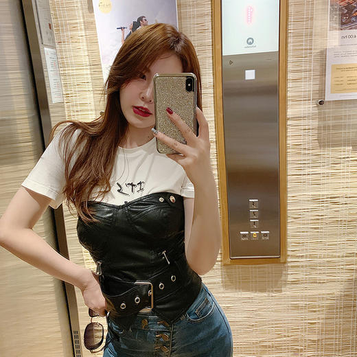 余潇潇2019春装新款收腰修身短款前开叉收腰性感机车风抹胸皮衣