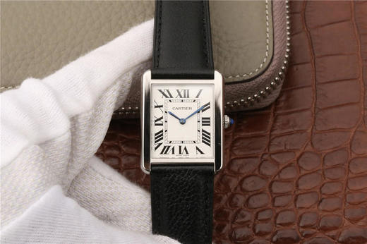 k11卡地亚TANK 坦克系列WSTA0028石英款式女表，有小号31X24mm和大号33X27mm,dingji完美复刻，细节打磨，指针颜色，把头弧度，原厂鳄鱼皮带，底盖编码，均与正品一致 商品图2