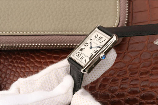 k11卡地亚TANK 坦克系列WSTA0028石英款式女表，有小号31X24mm和大号33X27mm,dingji完美复刻，细节打磨，指针颜色，把头弧度，原厂鳄鱼皮带，底盖编码，均与正品一致 商品图9