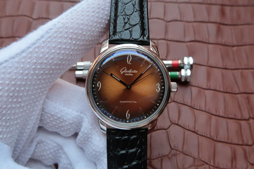 FK格拉苏蒂原创。 型号：1-39-52-08-02-01。进口9015改原装cal.39自动机械机芯，系列：20世纪复古cal.39自动机械,39毫米直径，皮表带， 商品图1