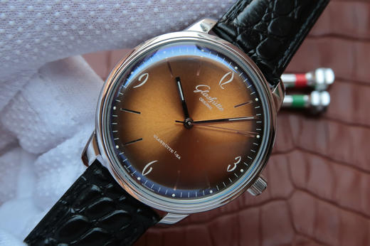 FK格拉苏蒂原创。 型号：1-39-52-08-02-01。进口9015改原装cal.39自动机械机芯，系列：20世纪复古cal.39自动机械,39毫米直径，皮表带， 商品图3