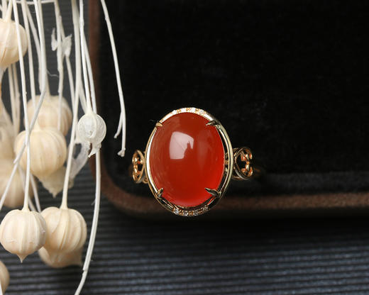 d90758南红保山冰红18k金镶嵌蛋面戒指