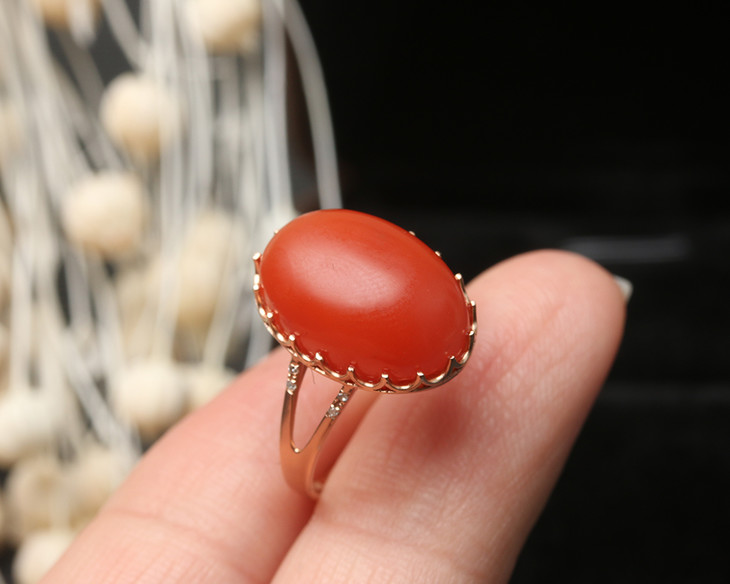 d90756南红保山料18k金镶嵌蛋面戒指