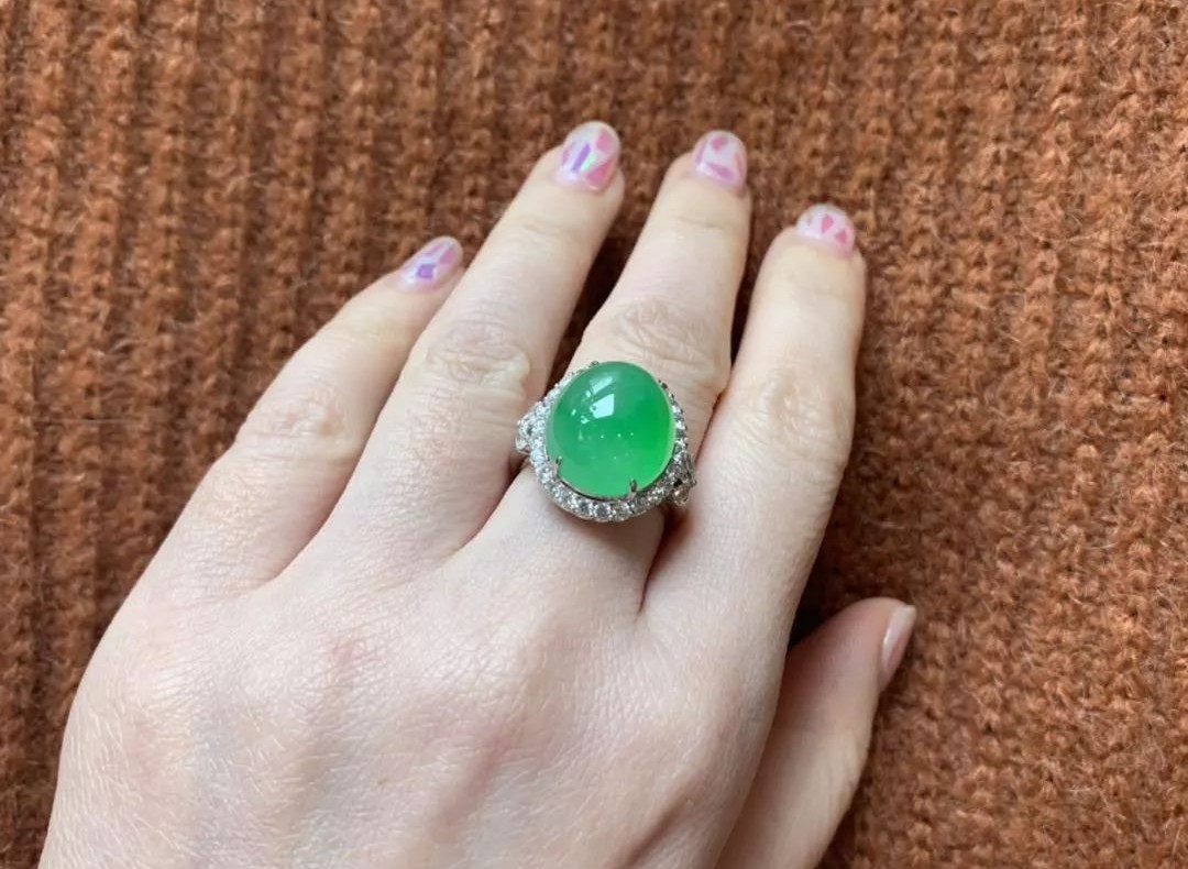 《色戒》里,汤唯戴了一枚6克拉的卡地亚钻戒,带火了一个词——"鸽子蛋