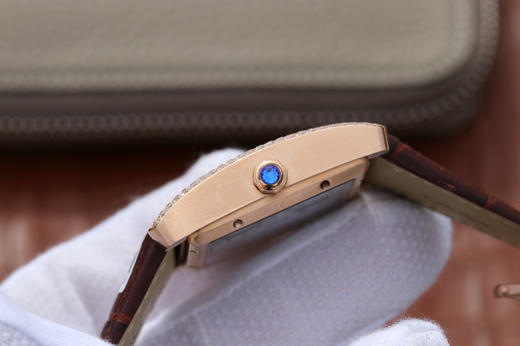 AF卡地亚刘德华同款英式坦克系列zhongji版本，原版1904MC自动机械机芯，表径:34mmX44mm，使用原版烤钢蓝表针 商品图4