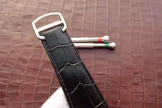 JF卡地亚W5330003英式坦克系列 版本，原版1904MC自动机械机芯，表径:34mmX44mm，使用原版烤钢蓝表针，使表针色泽均匀 商品图5