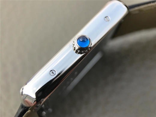 ZF卡地亚Tank Solo坦克系列WSTA0030女士情侣腕表。31mm宽，圆角和直角交替的表壳，蓝色半透明圆珠形表冠，银制珠光表盘，完美还原 商品图6