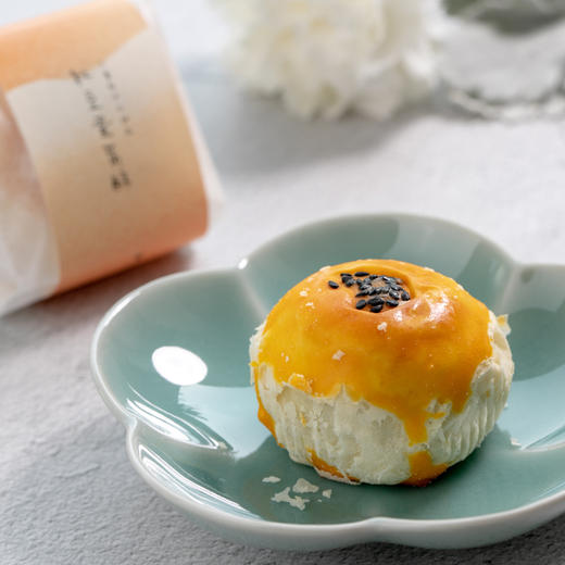 新中式甜品红豆蛋黄酥咸甜之间酥融于口