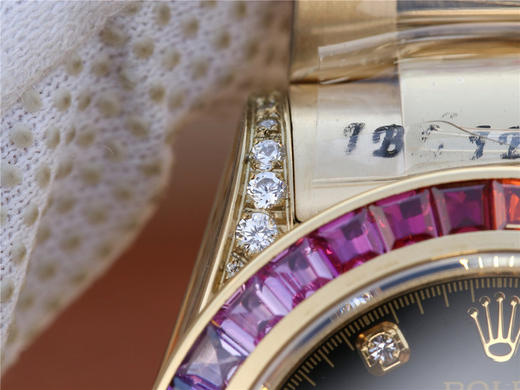 N劳力士116599RBow全新彩虹圈迪通拿Daytona升级版40mm男表。 1:升级圈口角度与宝石大小颜色，缎纹字面更加富有光泽，能与原装保持 商品图8