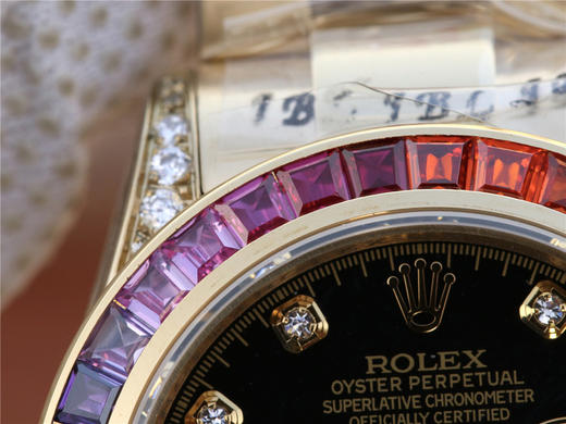 N劳力士116599RBow全新彩虹圈迪通拿Daytona升级版40mm男表。 1:升级圈口角度与宝石大小颜色，缎纹字面更加富有光泽，能与原装保持 商品图9