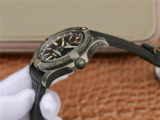 GF百年灵黑鸟V4终极版，主要在V3版本基础上进行以下升级： 一：字面背后打上激光镭射码。 二：随表附赠专柜同款收纳盒。 三：表带升级为氟橡胶表带。 GFzhongji、神器！您值得拥有！ 商品图3