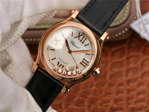 YF萧邦V2贝壳面升级版女表。 修正了扣子的蚀字颜色和镜面夹层的石坨的光泽度更进一步的达到原装效果。 商品图3