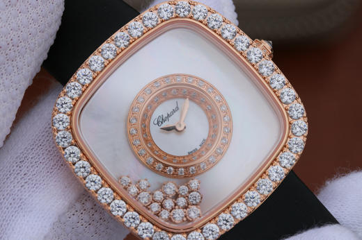 G萧邦（肖邦）HAPPY DIAMONDS系列204368-5001女士方型腕表，气质腕表！这样以现代时尚的设计风格，表圈钻石镶嵌勾勒出柔和的曲线轮廓，中间可流动钻石 商品图3
