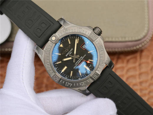 GF百年灵黑鸟V4终极版，主要在V3版本基础上进行以下升级： 一：字面背后打上激光镭射码。 二：随表附赠专柜同款收纳盒。 三：表带升级为氟橡胶表带。 GFzhongji、神器！您值得拥有！ 商品图1