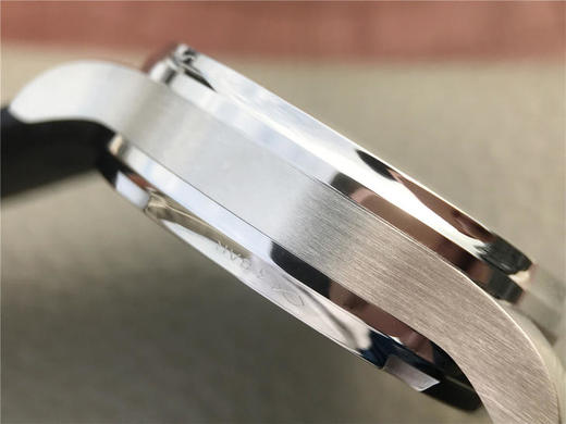 ZF万国v5版新葡7型号：IW500705（老葡七的型号是IW500107，这是不同的两个型号）系列：葡萄牙52010自动机械,42.3毫米直径 商品图3